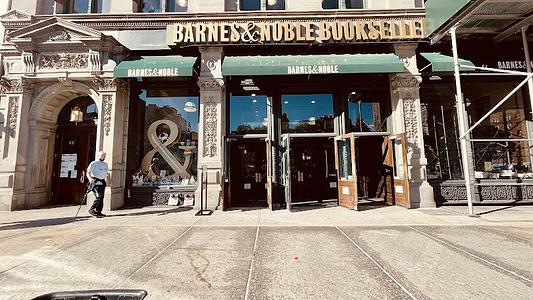 Barnes & Noble main photo