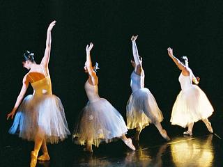 En Pointe main photo