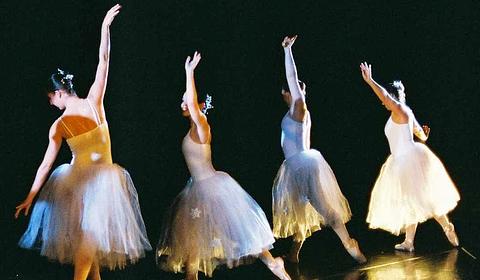 En Pointe main photo