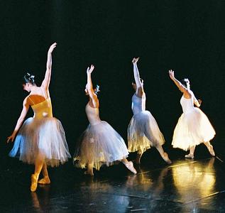 En Pointe main photo